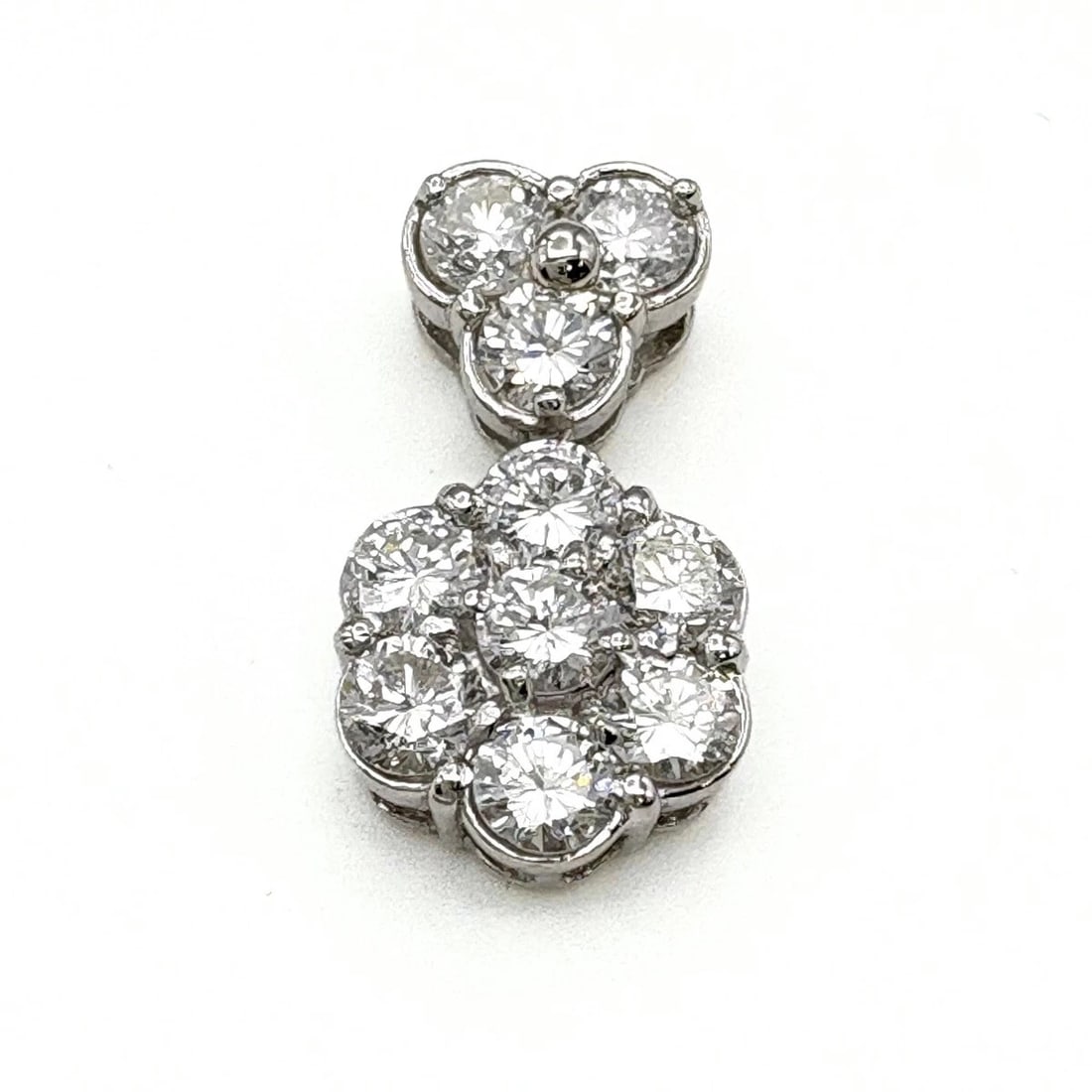 FLOWER MOTIF PENDANT HEAD PLATINUM MELEE DIAMOND FLOWER: Flower motif Pendant Head Platinum Melee diamond flower Brand: Unbranded Type: Pendant Head Material: Pt900, Color: Platinum Size: Pendant size 16.8×8.6mm(0.7") Inside diameter of the bail