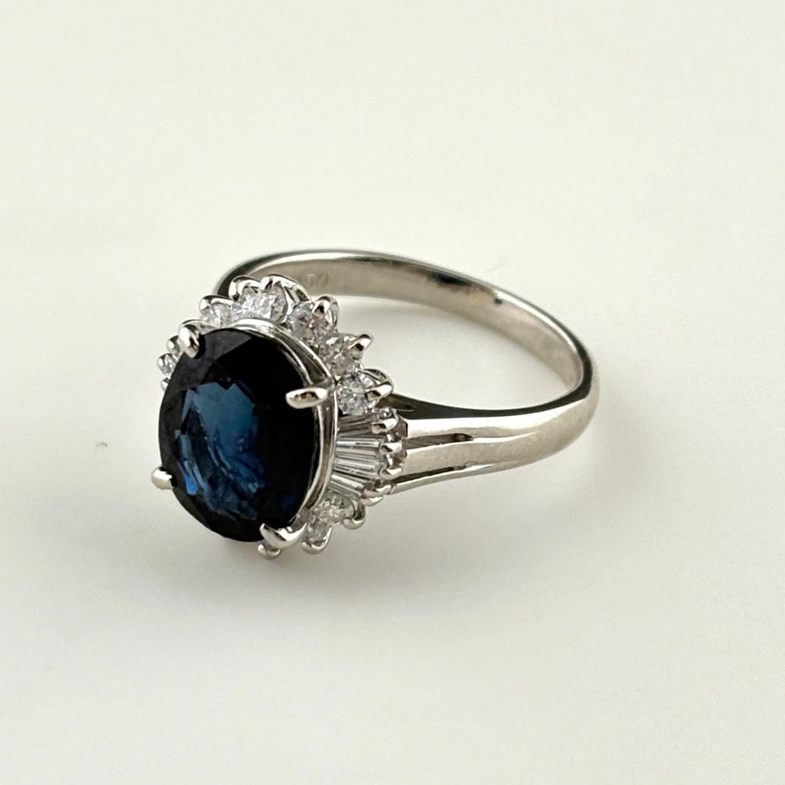 SAPPHIRE DESIGN RING PLATINUM MELEE DIAMOND PT850: sapphire design Ring Platinum Melee diamond Pt850 Brand: Unbranded Type: Ring Material: Pt850, Main Stone/Creation sapphire Color: Platinum Size: US 6 Accessories: None Accessories Notice: