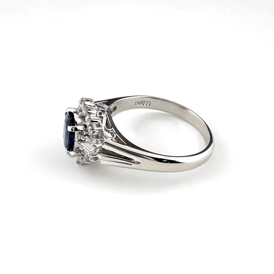 SAPPHIRE DESIGN PLATINUM RING MELEE DIAMOND: sapphire design Platinum ring Melee diamond Brand: Unbranded Type: Ring Material: Pt900, Main Stone/Creation sapphire Color: Platinum Size: US 6.5 to 7 Accessories: None Accessories Notice