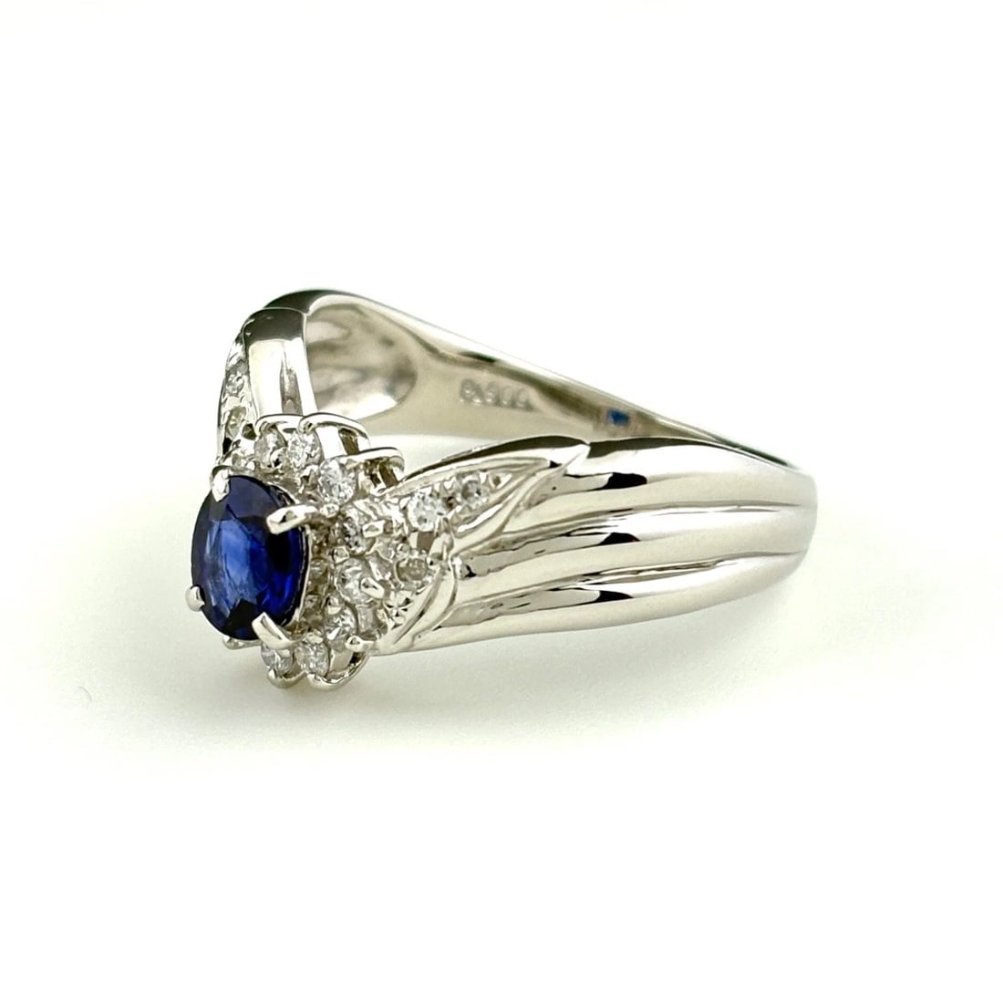 SAPPHIRE DESIGN RING PLATINUM MELEE DIAMOND PT900: sapphire design Ring Platinum Melee diamond Pt900 Brand: Unbranded Type: Ring Material: Pt900, Main Stone/Creation sapphire Color: Platinum Size: US 7.5 to 8 Accessories: None Accessories