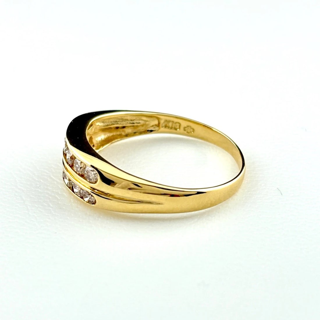 MELEE DIAMOND DESIGN RING YG YELLOWGOLD: Melee diamond design ring YG YellowGold Brand: Unbranded Type: Ring Material: 18K, Color: Yellow Gold Size: US 7.5 to 8 Accessories: None Accessories Notice: When purchasing pre-owned good