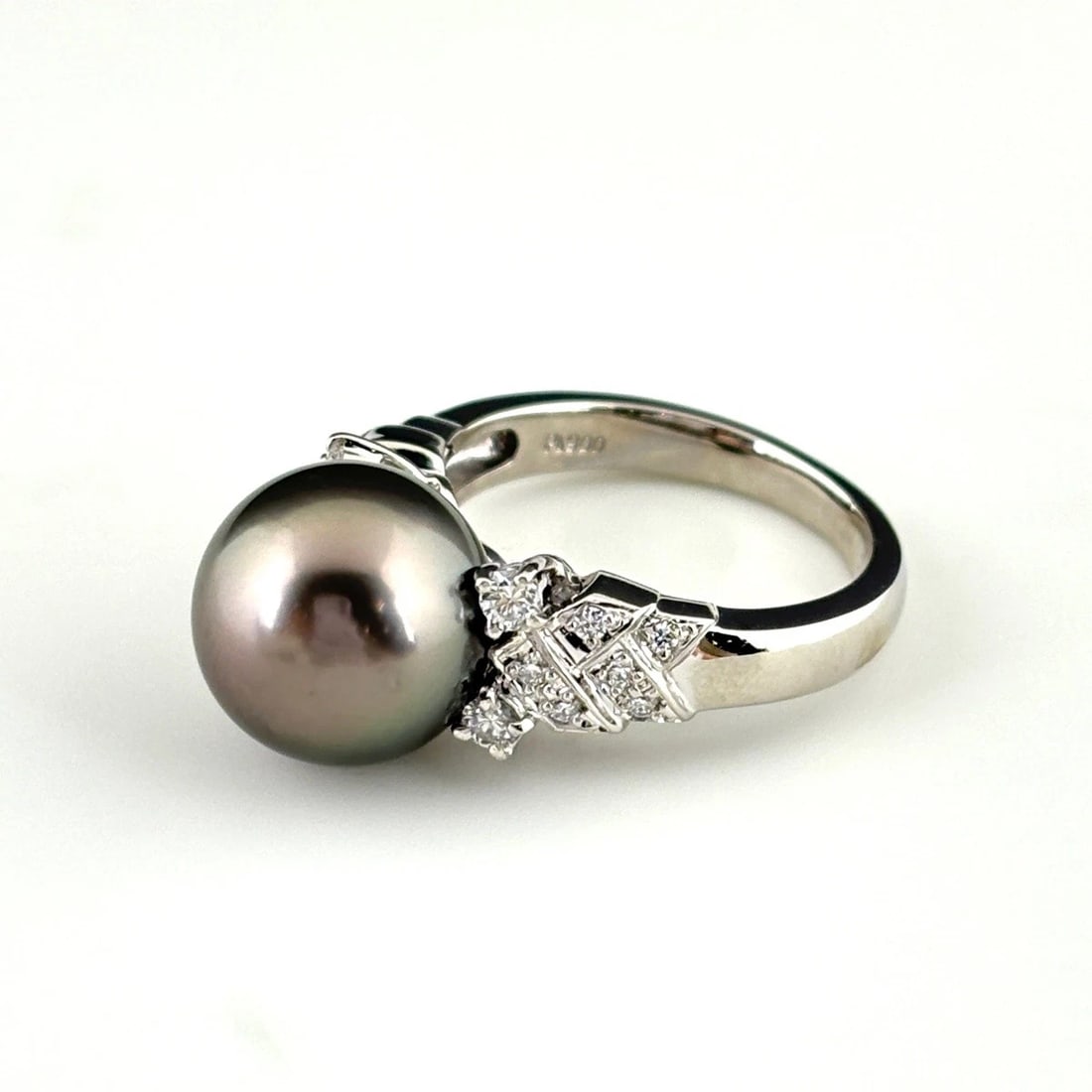 PEARL DESIGN RING PLATINUM MELEE DIAMOND PEARL: pearl design Ring Platinum Melee diamond pearl Brand: Unbranded Type: Ring Material: Pt900, Main Stone/Creation pearl Color: Platinum Size: US 6 to 6.5 Accessories: None Accessories Notice