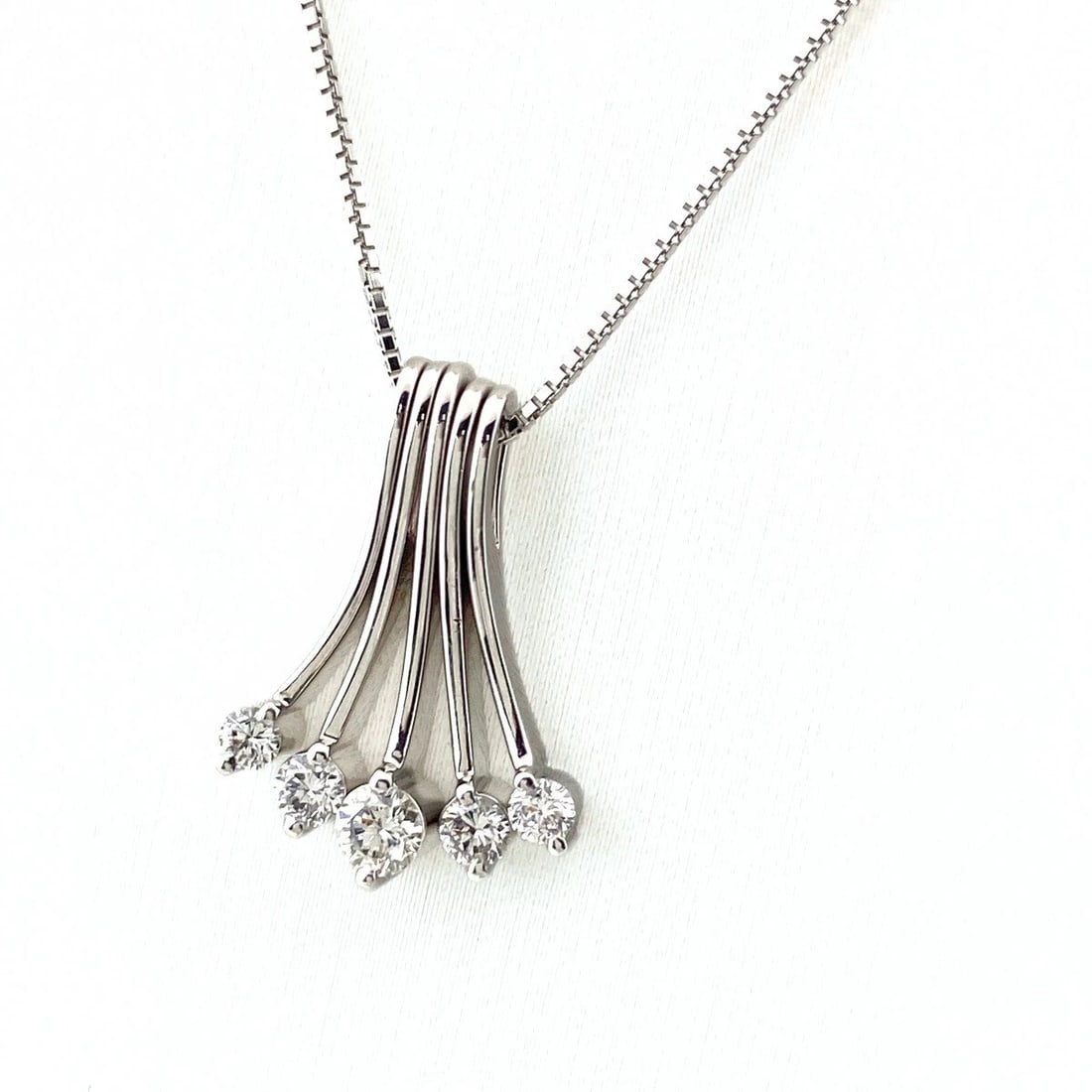 MELEE DIAMOND DESIGN WG WHITEGOLD PENDANT NECKLACE: Melee diamond design WG WhiteGold Pendant Necklace Brand: Unbranded Type: Necklace Material: 18K, Color: White Gold Size: Chain 44.5cm(17.5") Pendant size 19.7×13.0mm(0.8") Accessories: None <