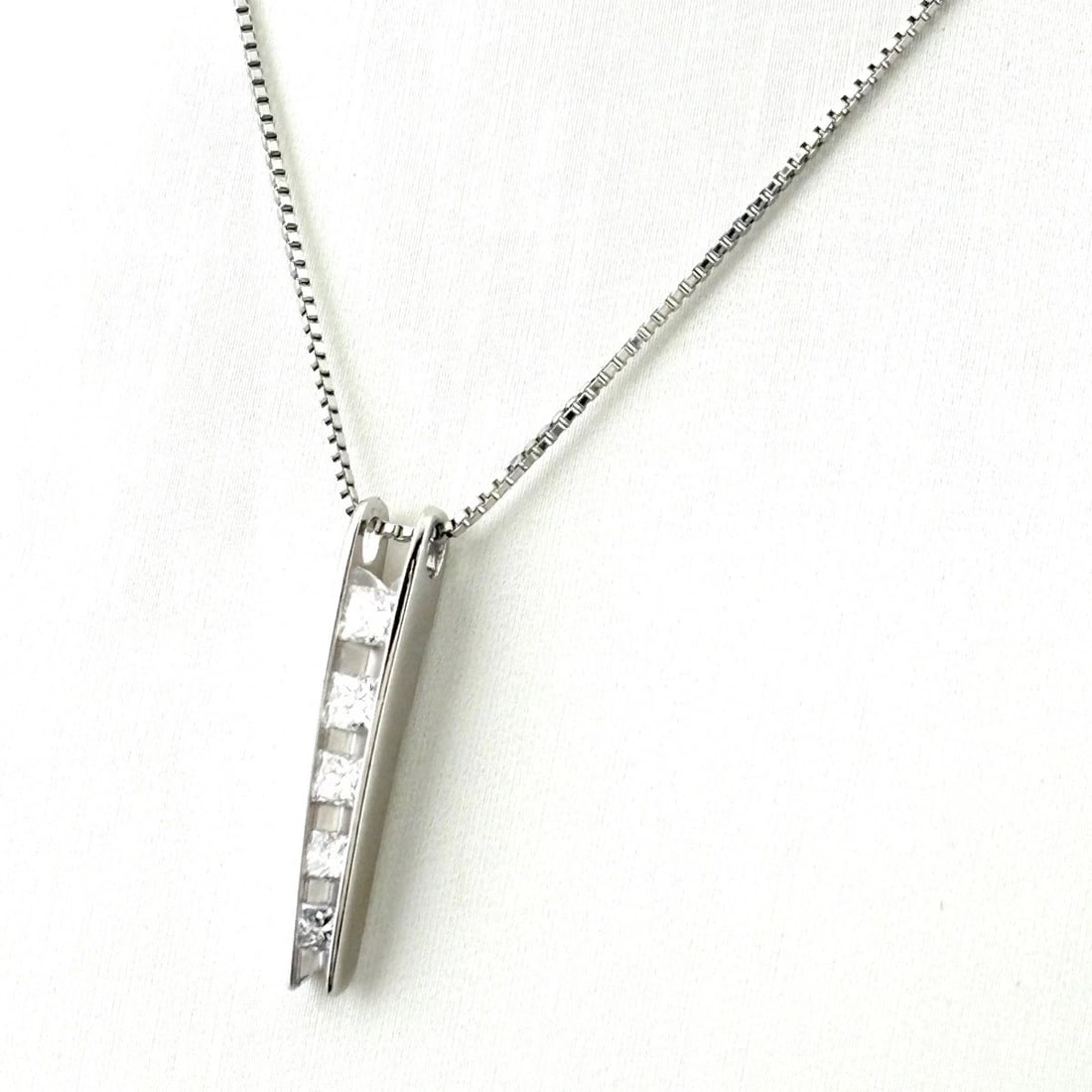 MELEE DIAMOND DESIGN PLATINUM PENDANT NECKLACE PT900 PT850: Melee diamond design Platinum Pendant Necklace Pt900 Pt850 Brand: Unbranded Type: Necklace Material: Pt900, Color: Platinum Size: Chain 40cm(15.7") Pendant size 24.9×4.1mm(1.0") Accessories: Non