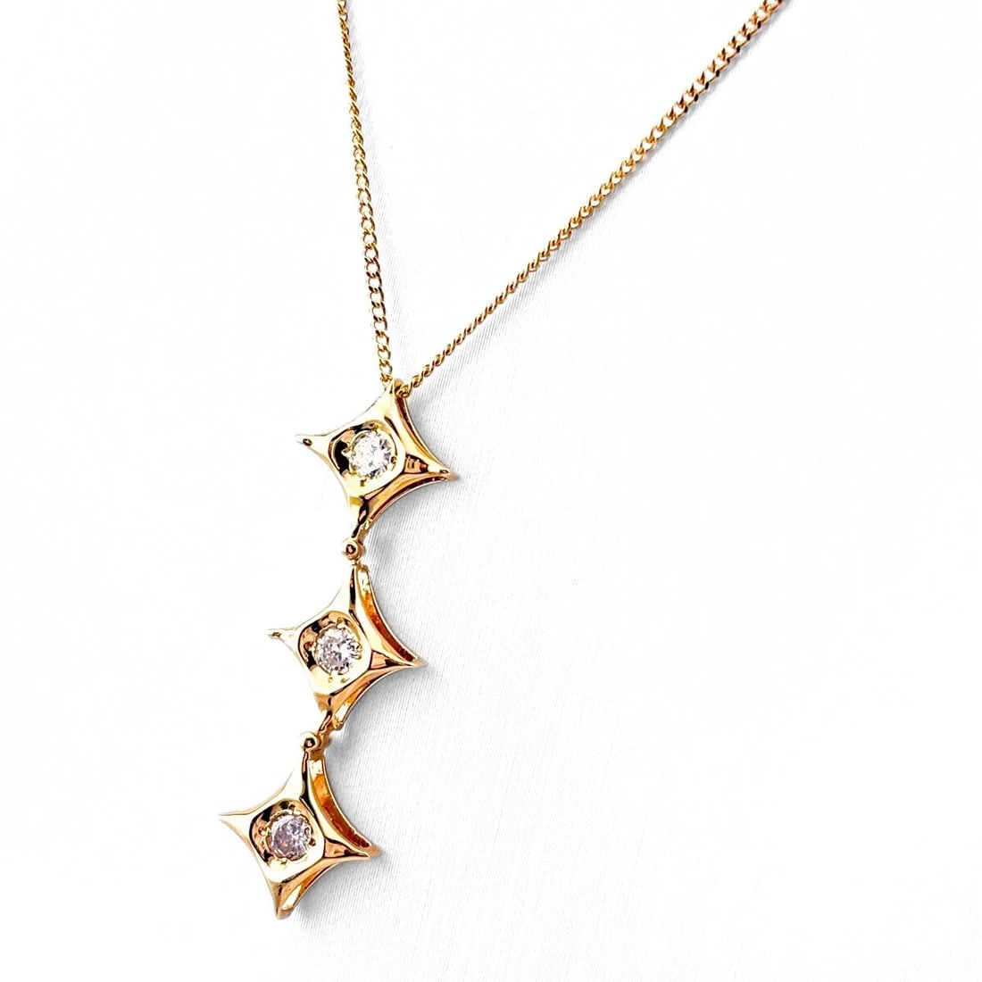 MELEE DIAMOND DESIGN YG YELLOWGOLD PENDANT NECKLACE: Melee diamond design YG YellowGold Pendant Necklace Brand: Unbranded Type: Necklace Material: 18K, Color: Yellow Gold Size: Chain 40.5cm(15.9") Pendant size 34.3×10.7mm(1.4") Accessories: