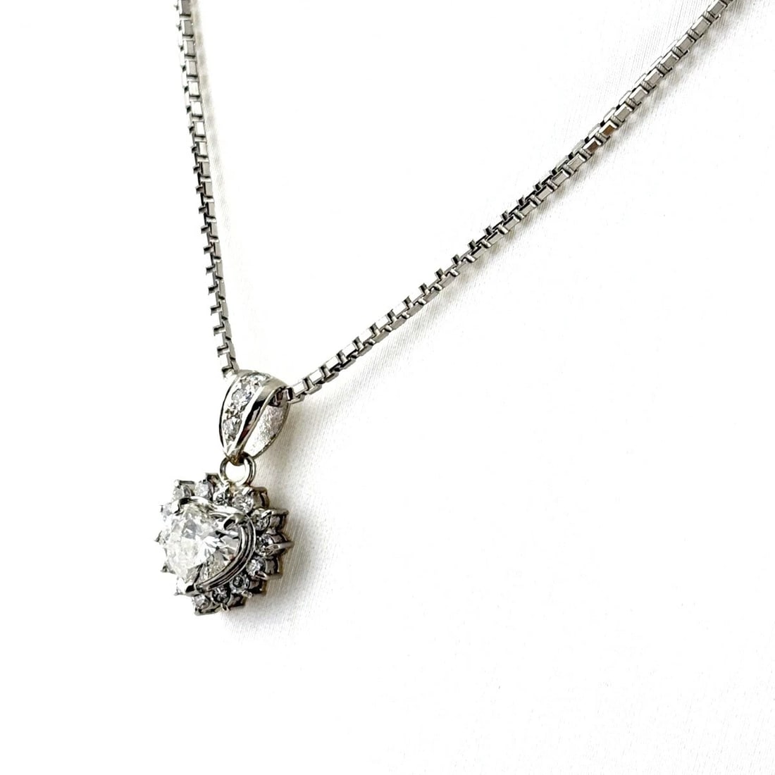 DIAMOND DESIGN PLATINUM PENDANT MELEE DIAMOND HEART NECKLACE: Diamond design Platinum Pendant Melee diamond heart Necklace Brand: Unbranded Type: Necklace Material: Pt900, Color: Platinum Size: Chain 40cm(15.7") Total length of the pendant head including