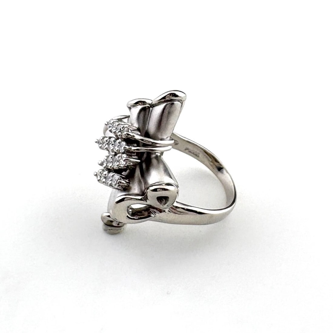 RIBBON MOTIF DESIGN PLATINUM MELEE DIAMOND RING: Ribbon motif design Platinum Melee diamond Ring Brand: Unbranded Type: Ring Material: Pt900, Color: Platinum Size: US 5.5 to 6 Accessories: None Accessories Notice: When purchasing pre-own