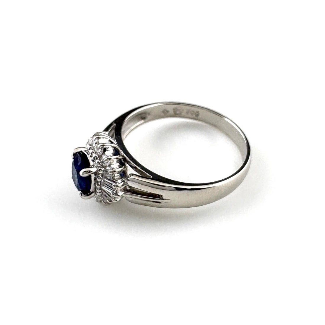 SAPPHIRE DESIGN PLATINUM MELEE DIAMOND RING PT900: sapphire design Platinum Melee diamond Ring Pt900 Brand: Unbranded Type: Ring Material: Pt900, Main Stone/Creation sapphire Color: Platinum Size: US 5.5 to 6 Accessories: None Accessories
