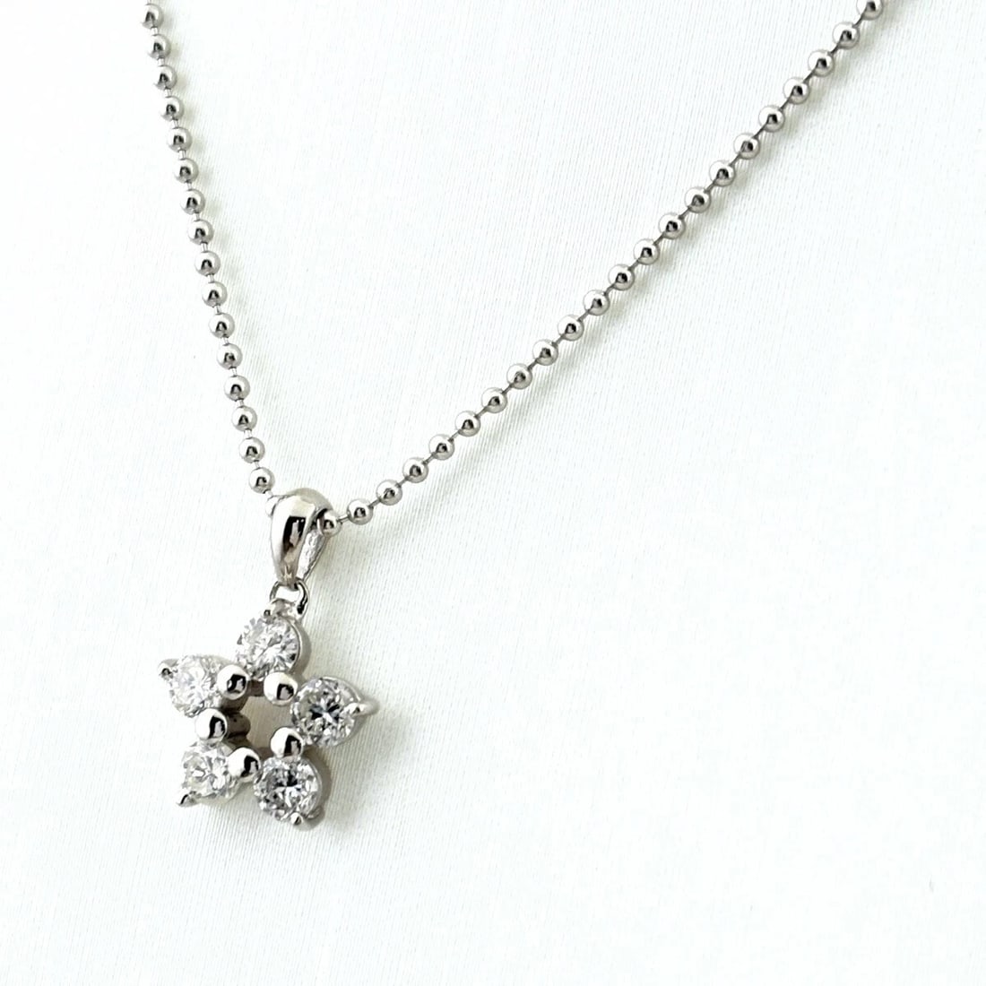 MELEE DIAMOND DESIGN PLATINUM PENDANT NECKLACE PT900: Melee diamond design Platinum Pendant Necklace Pt900 Brand: Unbranded Type: Necklace Material: Pt900, Color: Platinum Size: Chain 40cm(15.7") Total length of the pendant head including a bail