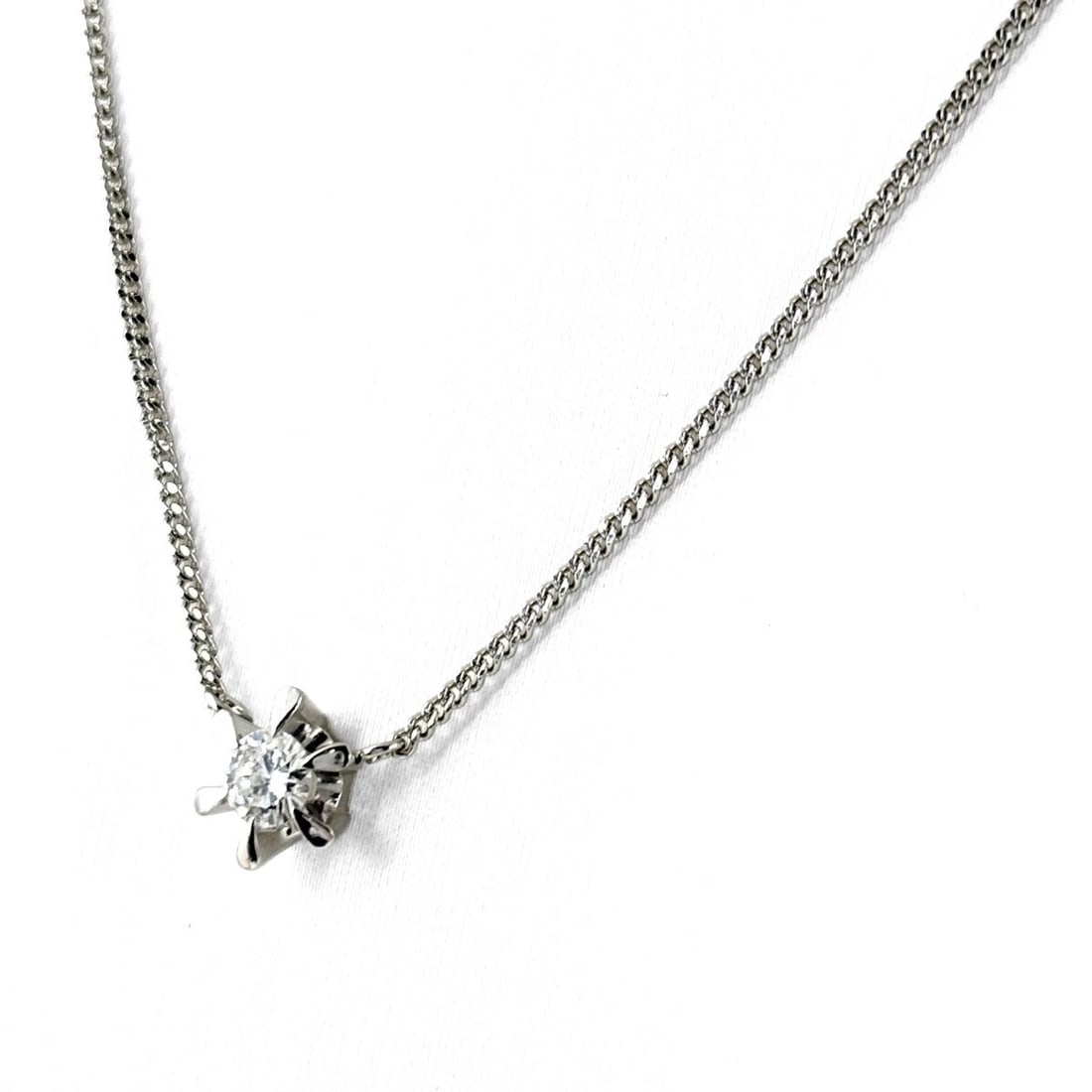 DIAMOND DESIGN NECKLACE PLATINUM PENDANT NECKLACE PT900 PT850: Diamond design necklace Platinum Pendant Necklace Pt900 Pt850 Brand: Unbranded Type: Necklace Material: Pt900, Color: Platinum Size: Chain 44cm(17.3") Pendant size 7.5×7.2mm(0.3") 