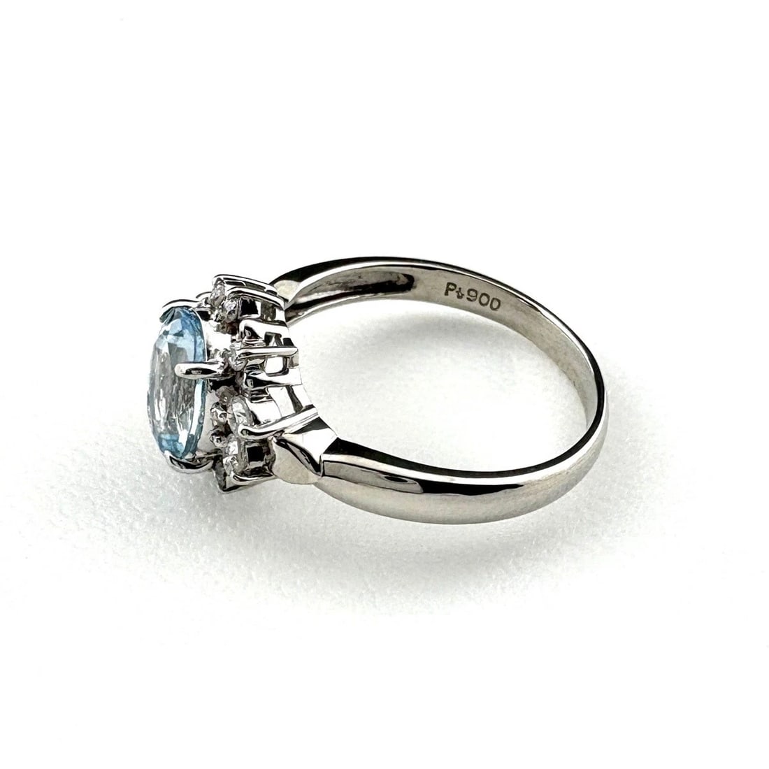 AQUAMARINE DESIGN PLATINUM MELEE DIAMOND RING: aquamarine design Platinum Melee diamond Ring Brand: Unbranded Type: Ring Material: Pt900, Main Stone/Creation Aquamarine Color: Platinum Size: US 6 to 6.5 Accessories: None Accessories