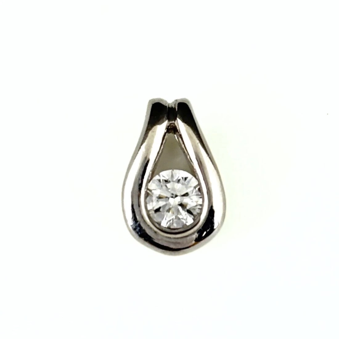 DIAMOND DESIGN PENDANT HEAD PLATINUM PENDANT HEAD PT900: Diamond Design Pendant Head Platinum Pendant Head Pt900 Brand: Unbranded Type: Pendant Head Material: Pt900, Color: Platinum Size: Pendant size 10.9×7.0mm(0.4") Inside diameter of the bail