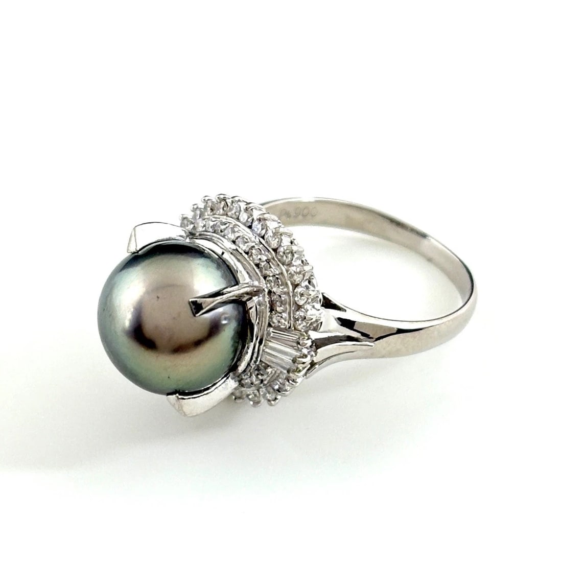 PEARL DESIGN PLATINUM MELEE DIAMOND PEARL RING: pearl design Platinum Melee diamond pearl Ring Brand: Unbranded Type: Ring Material: Pt900, Main Stone/Creation Pearl Color: Platinum Size: US 5.5 to 6 Accessories: None Accessories Notice: