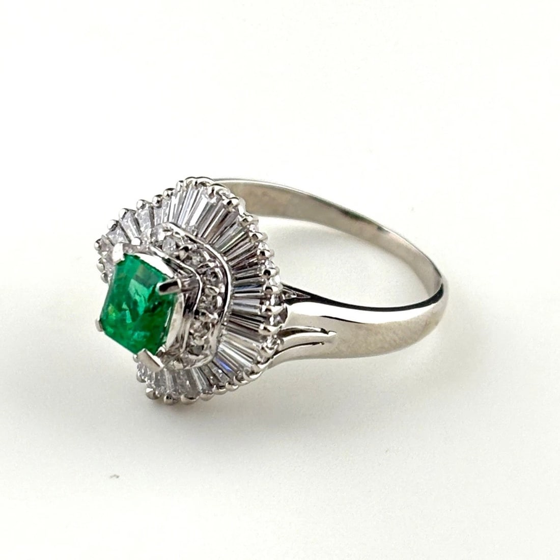 EMERALD DESIGN PLATINUM MELEE DIAMOND RING PT900 EMERALD: emerald design Platinum Melee diamond Ring Pt900 Emerald Brand: Unbranded Type: Ring Material: Pt900, Main Stone/Creation Emerald Color: Platinum Size: US 7.5 to 8 Accessories: None