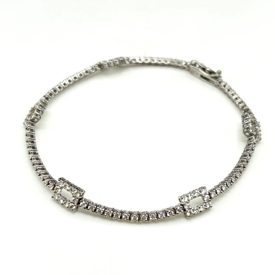 MELEE DIAMOND DESIGN WG WHITEGOLD BANGLES BRACELET: Melee diamond design WG WhiteGold bangles Bracelet Brand: Unbranded Type: Bracelet Material: 18K, Color: White Gold Size: Wrist Size 17.5c m(17.5size[JP]cm) Accessories: None Accessories