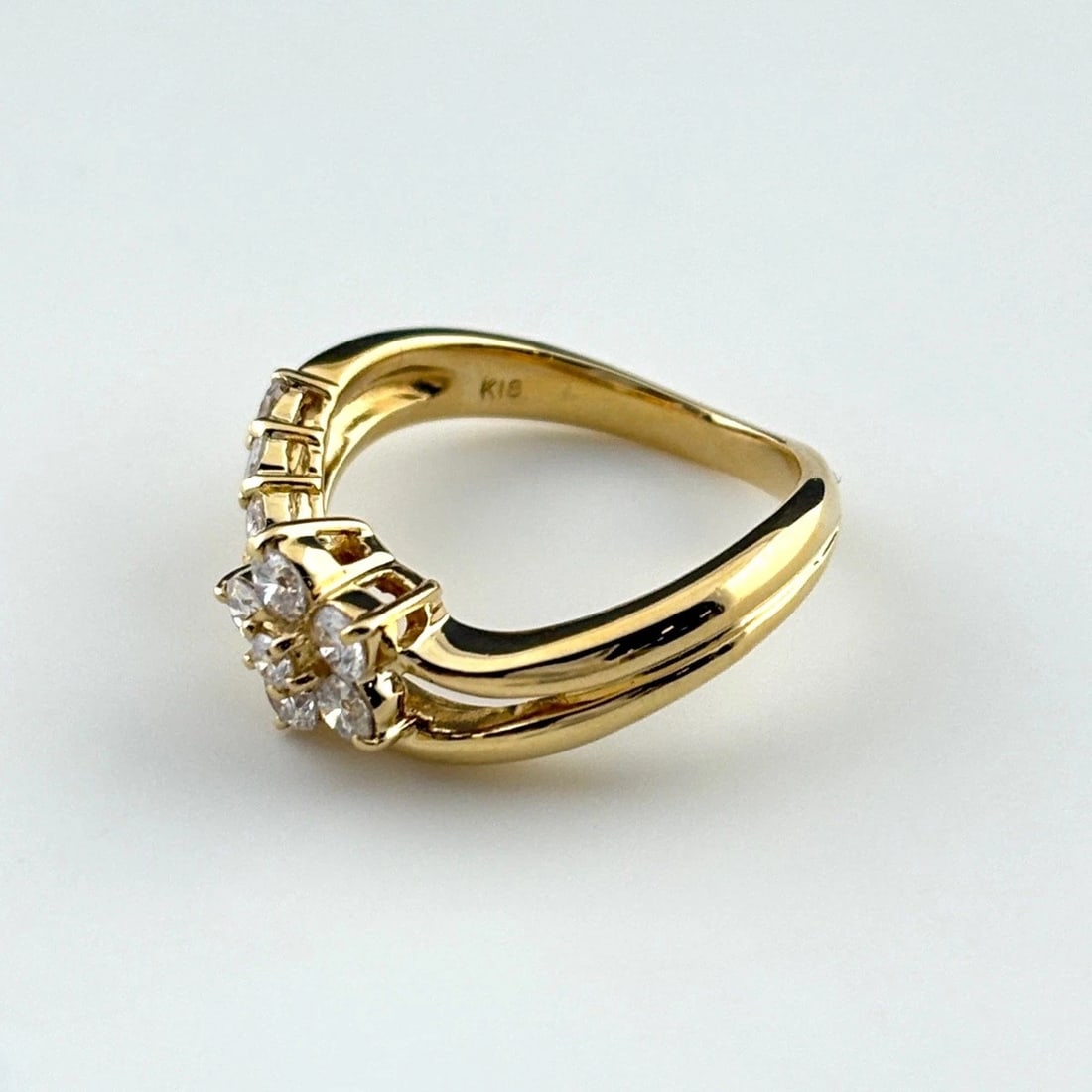 FLOWER MOTIF DESIGN YG YELLOWGOLD MELEE DIAMOND FLOWER RING: flower motif design YG YellowGold Melee Diamond Flower Ring Brand: Unbranded Type: Ring Material: 18K, Color: Yellow Gold Size: US 4 to 4.5 Accessories: None Accessories Notice: When
