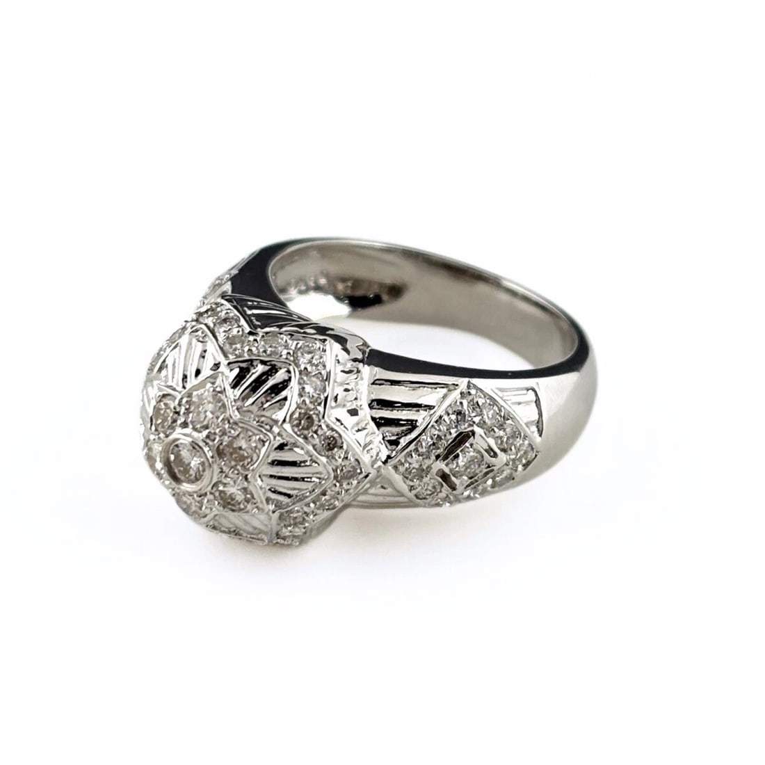 MELEE DIAMOND DESIGN RING 750 WOMEN: Melee diamond design Ring 750 Women Brand: Unbranded Type: Ring Material: 750, Color: Platinum Size: US 6 to 6.5 Accessories: None Accessories Notice: When purchasing pre-owned goods, please