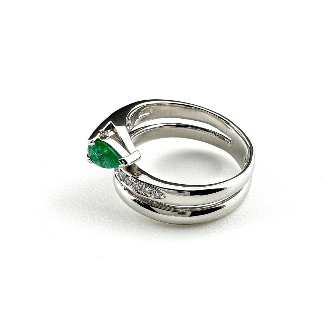 EMERALD DESIGN PLATINUM MELEE DIAMOND RING: emerald design Platinum Melee diamond Ring Brand: Unbranded Type: Ring Material: Pt900, Main Stone/Creation Emerald Color: Platinum Size: US 8 Accessories: None Accessories Notice: When pu