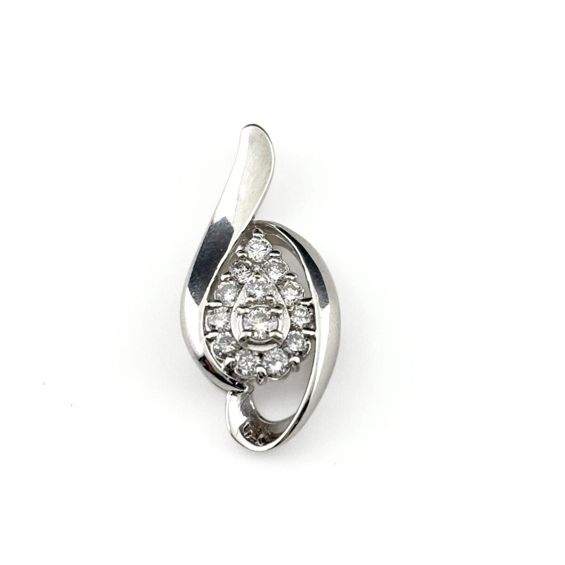 MELEE DIAMOND DESIGN PENDANT HEAD WG WHITEGOLD PENDANT HEAD: Melee diamond design pendant head WG WhiteGold Pendant Head Brand: Unbranded Type: Pendant Head Material: 18K, Color: White Gold Size: Pendant size 25.5×11.9mm(1.0") Inside diameter of the bail 7