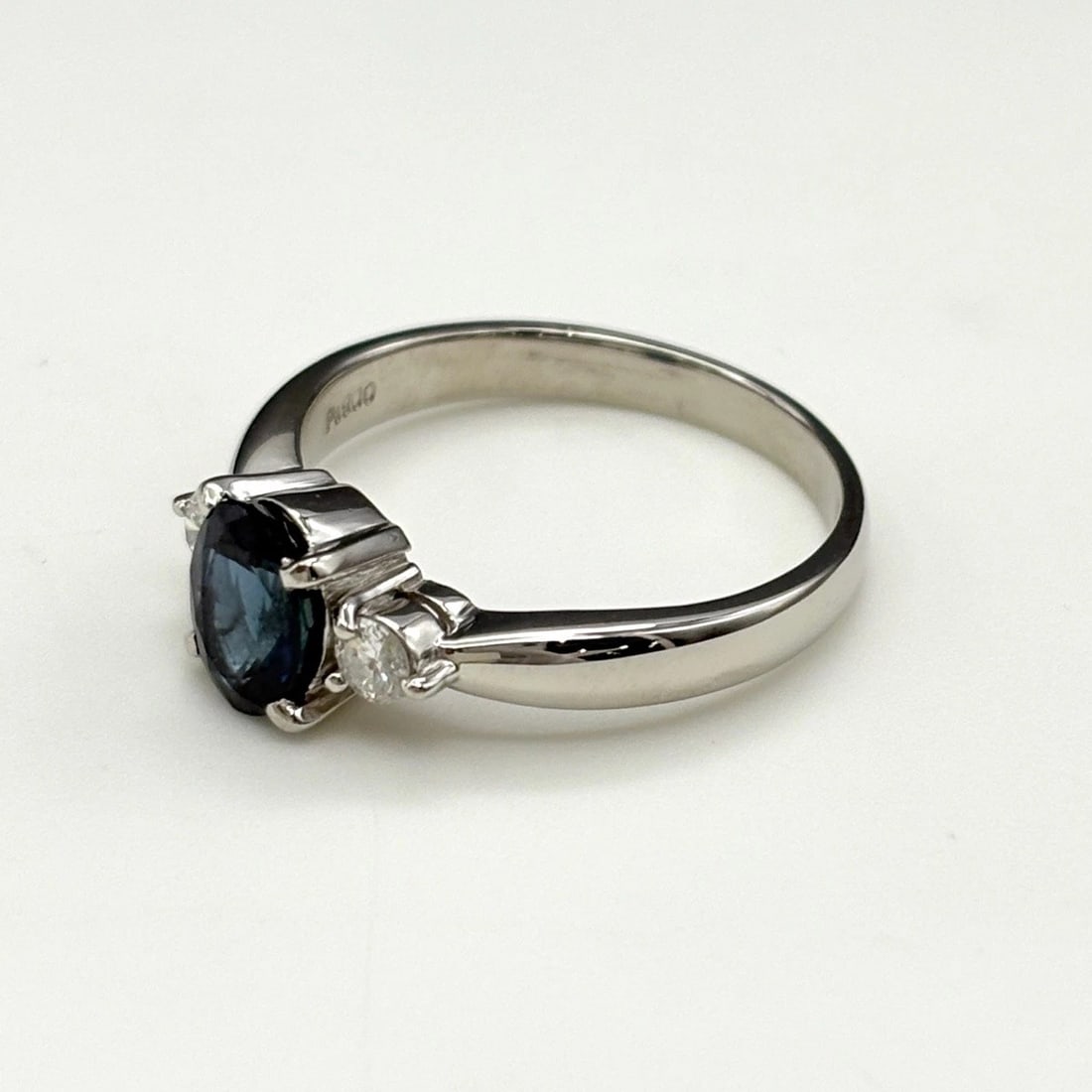 SAPPHIRE DESIGN PLATINUM MELEE DIAMOND RING PT900 SAPPHIRE: sapphire design Platinum Melee diamond Ring Pt900 sapphire Brand: Unbranded Type: Ring Material: Pt900, Main Stone/Creation sapphire Color: Platinum Size: US 6.5 Accessories: None Accessor