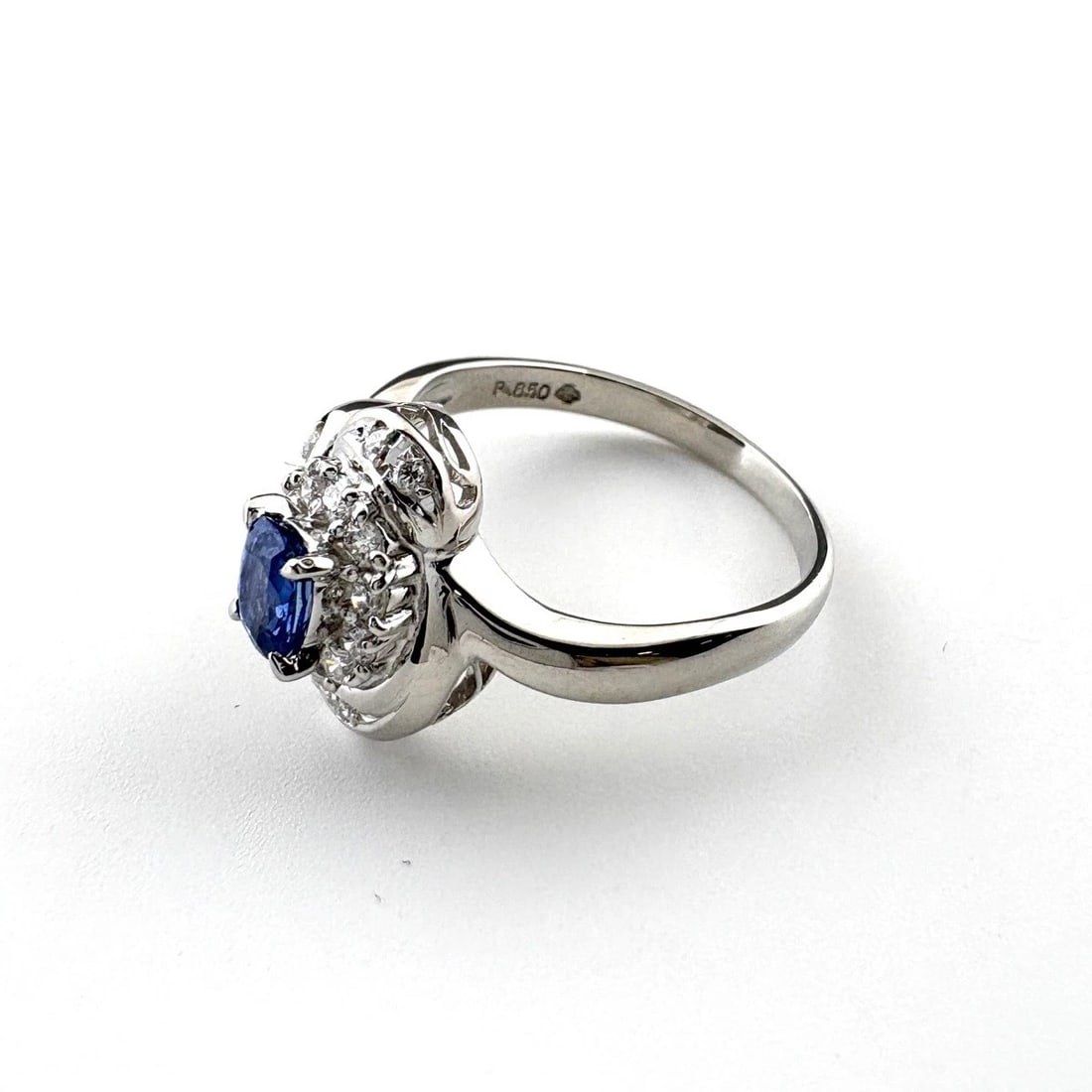 SAPPHIRE DESIGN RING PLATINUM: sapphire design Ring Platinum Brand: Unbranded Type: Ring Material: Pt850, Main Stone/Creation sapphire Color: Platinum Size: US 6.5 to 7 Accessories: None Accessories Notice: When purchas