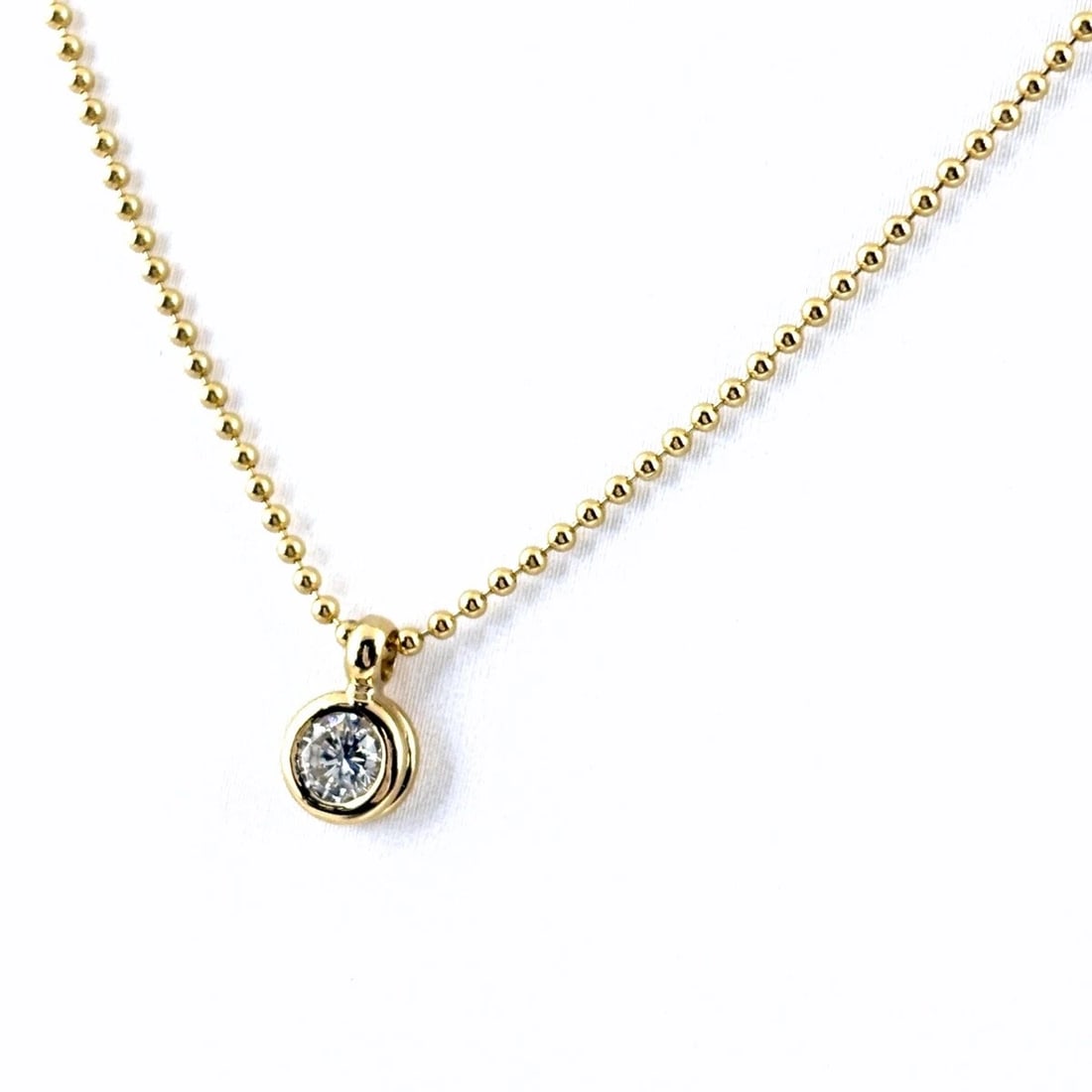 MELEE DIAMOND DESIGN NECKLACE: Melee diamond design necklace Brand: Unbranded Type: Necklace Material: 18K, Color: Yellow Gold Size: Chain 40cm(15.7") Total length of the pendant head including a bail 8.8×5.5mm(0.3") 