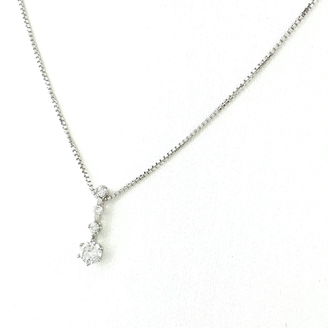MELEE DIAMOND DESIGN NECKLACE: Melee diamond design necklace Brand: Unbranded Type: Necklace Material: 18K, Color: White Gold Size: Chain 39cm(15.4")Pendant size 12.2×3.7mm(0.5") Accessories: None Accessories Notice: When