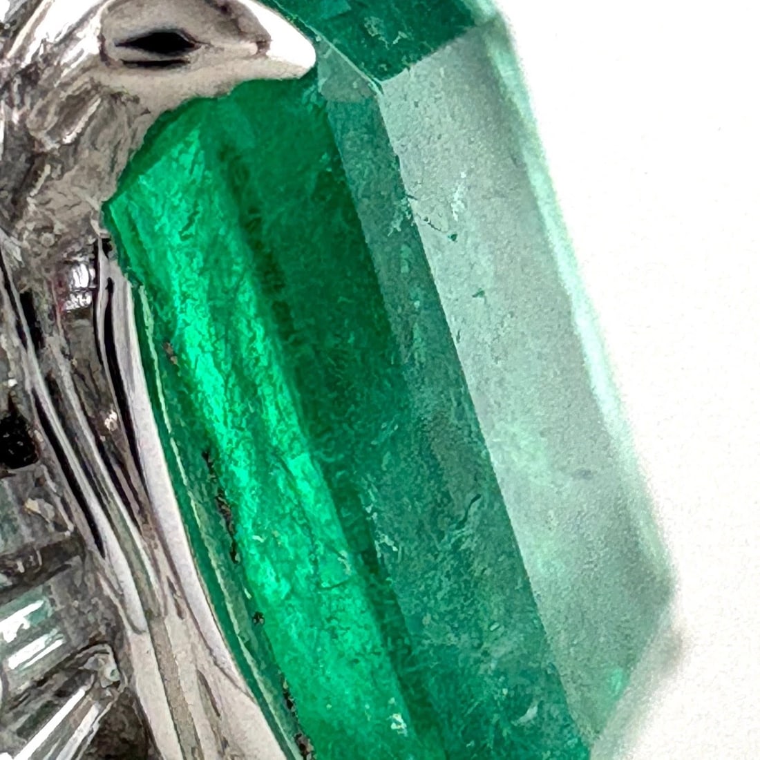 EMERALD DESIGN RING PLATINUM - 2