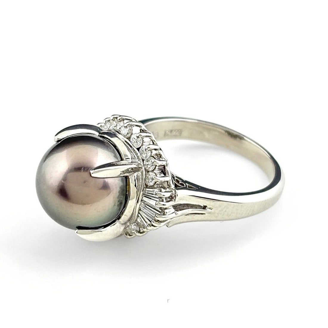 PEARL DESIGN RING PLATINUM RING: pearl design Ring Platinum ring Brand: Unbranded Type: Ring Material: Pt900, Main Stone/Creation Pearl Color: Platinum Size: US 6.5 Accessories: None Accessories Notice: When purchasing