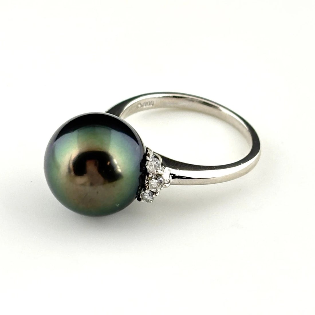 PEARL DESIGN RING PLATINUM MELEE DIAMOND: pearl design Ring Platinum Melee diamond Brand: Unbranded Type: Ring Material: Pt900, Main Stone/Creation Pearl Color: Platinum Size: US 6.5 Accessories: None Accessories Notice: When