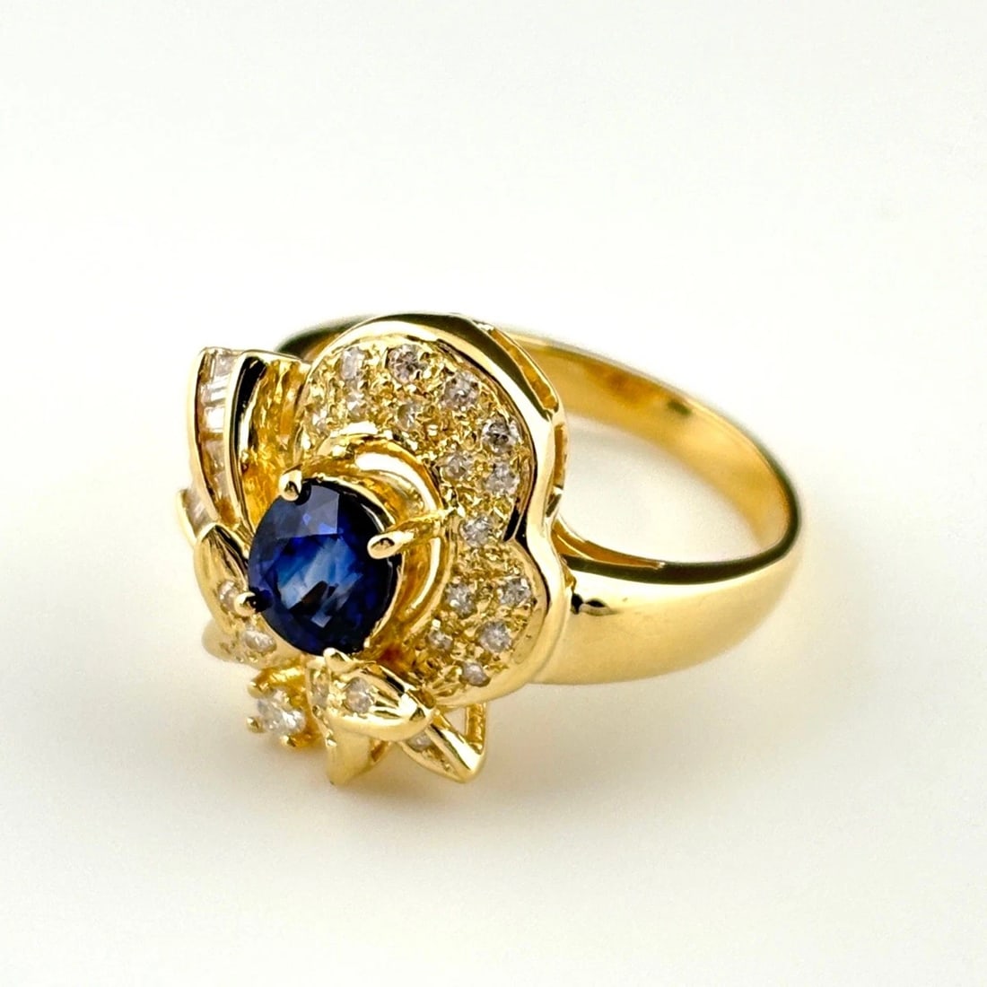 SAPPHIRE DESIGN RING YG YELLOWGOLD: sapphire design ring YG YellowGold Brand: Unbranded Type: Ring Material: 18K, Main Stone/Creation sapphire Color: Yellow Gold Size: US 6 Accessories: None Accessories Notice: When purchasing