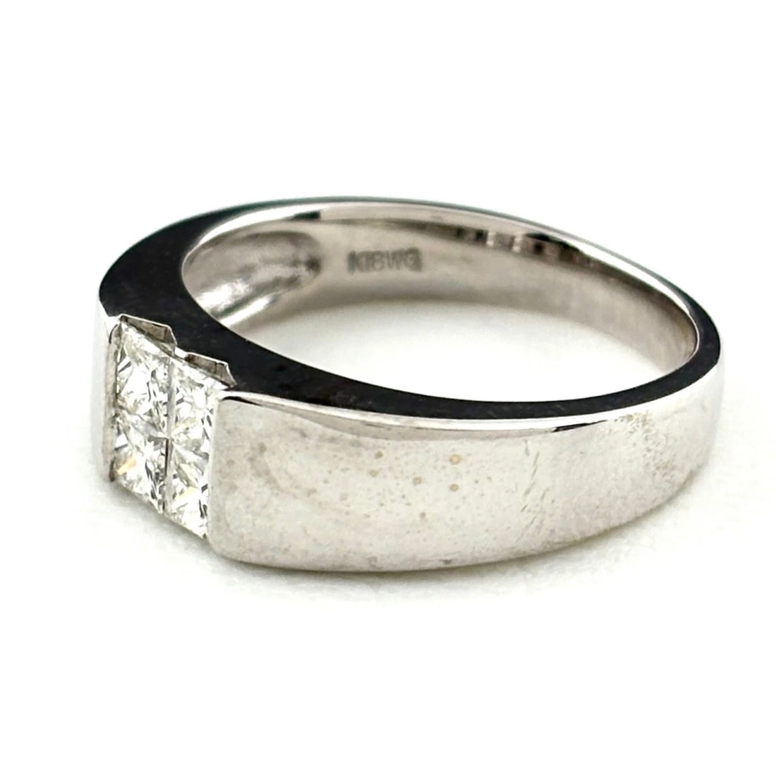 MELEE DIAMOND DESIGN RING WG WHITEGOLD: Melee diamond design ring WG WhiteGold Brand: Unbranded Type: Ring Material: 18K, Color: White Gold Size: US 4.5 to 5 Accessories: None Accessories Notice: When purchasing pre-owned goods,