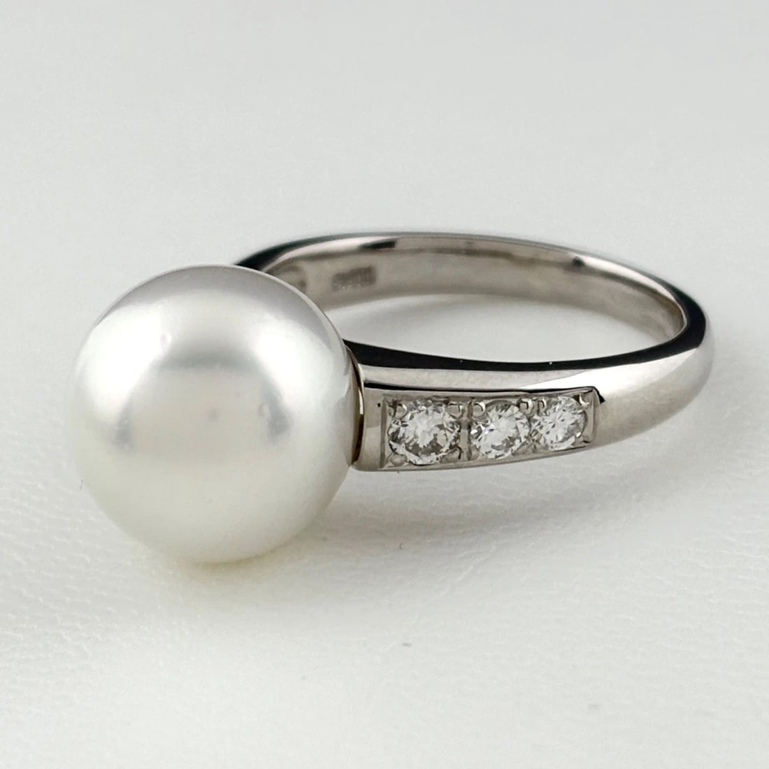 PEARL DESIGN PLATINUM MELEE DIAMOND PEARL RING: pearl design Platinum Melee diamond pearl Ring Brand: Unbranded Type: Ring Material: Pt900, Main Stone/Creation Pearl Color: Platinum Size: US 7 to 7.5 Accessories: None Accessories Notice:
