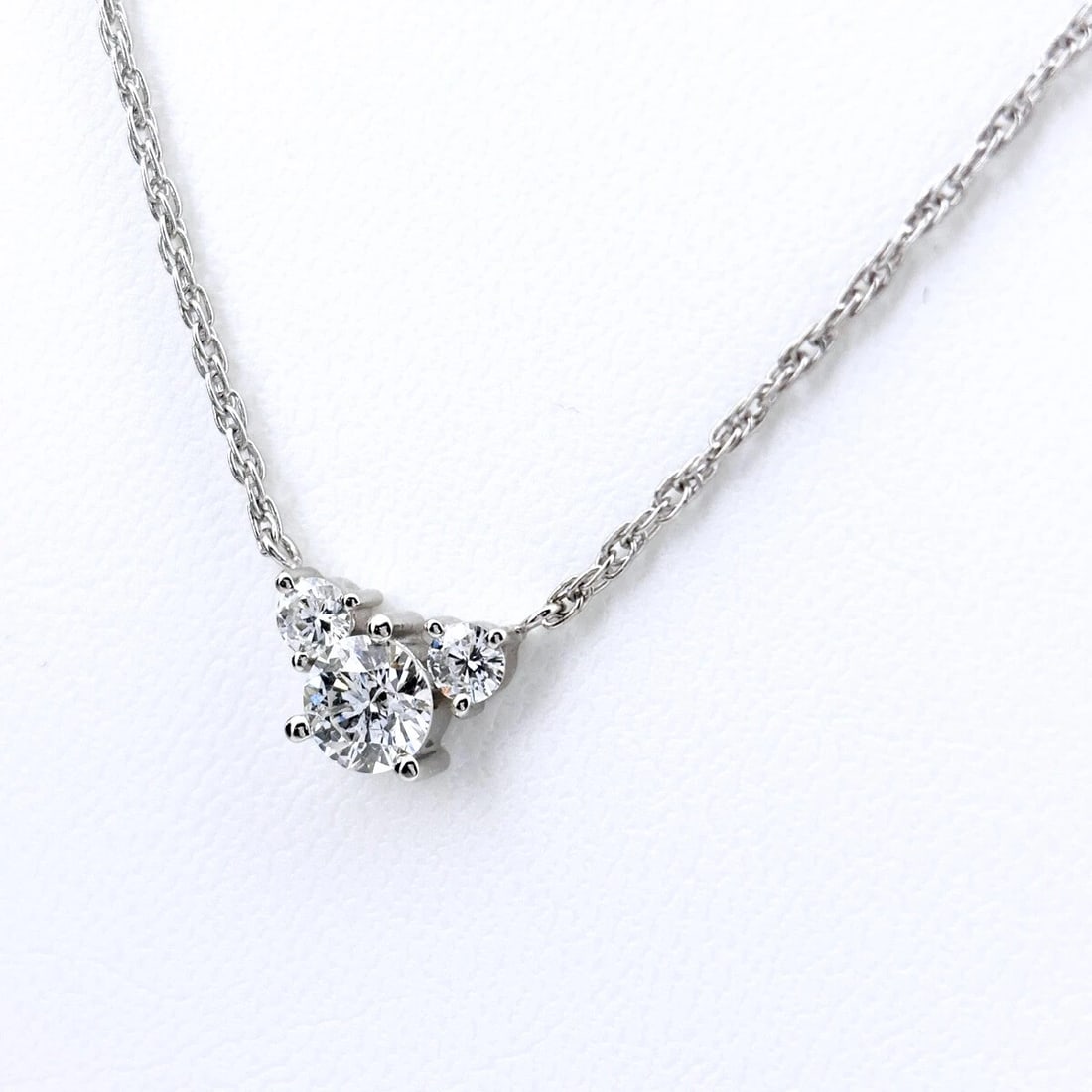 MELEE DIAMOND DESIGN PLATINUM PENDANT NECKLACE (1 of 3)