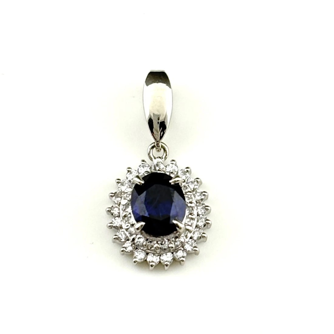 SAPPHIRE DESIGN PENDANT HEAD PLATINUM MELEE DIAMOND: Sapphire Design Pendant Head Platinum Melee diamond Brand: Unbranded Type: Pendant Head Material: Pt900, Main Stone/Creation Sapphire Color: Platinum Size: Total length of the pendant head includi