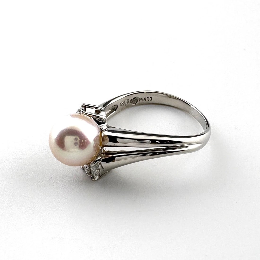 PEARL DESIGN PLATINUM MELEE DIAMOND PEARL RING: pearl design Platinum Melee diamond pearl Ring Brand: Unbranded Type: Ring Material: Pt900, Main Stone/Creation Pearl Color: Platinum Size: US 8.5 Accessories: None Accessories Notice: Whe