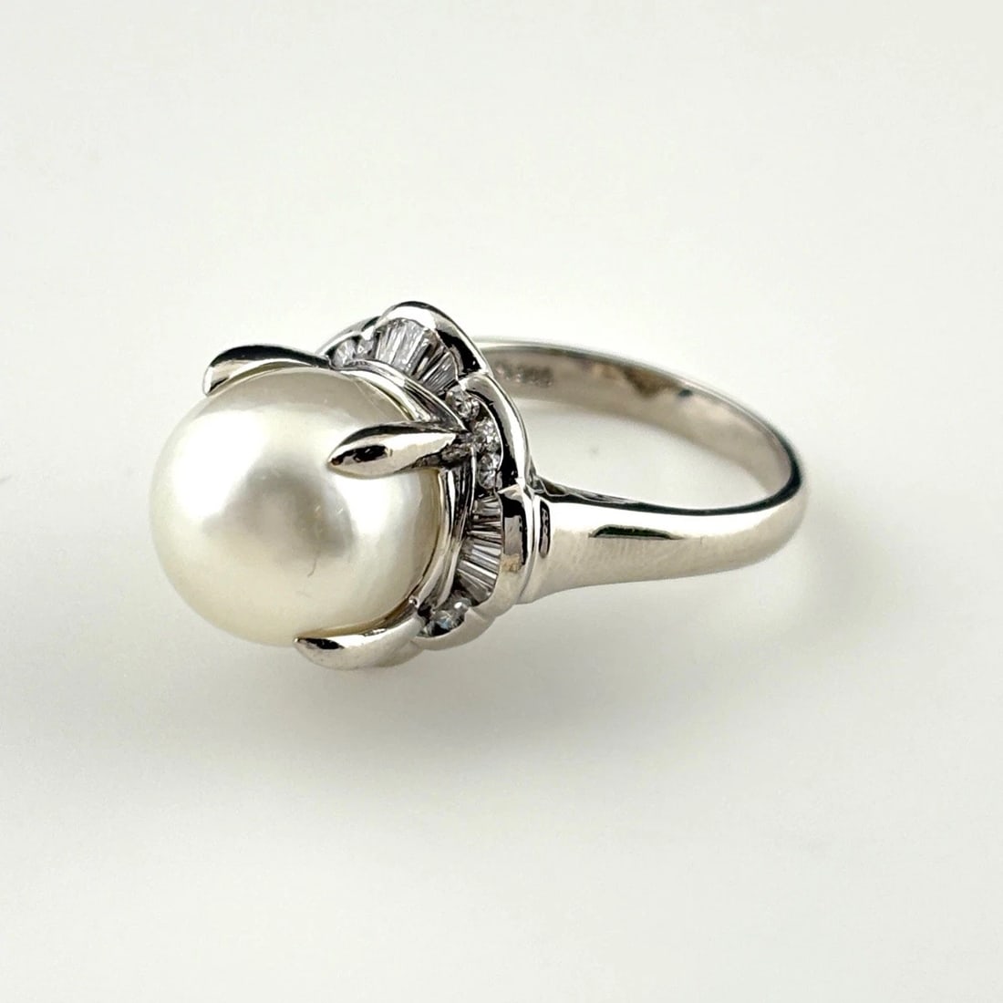 PEARL DESIGN RING PLATINUM MELEE DIAMOND: pearl design Ring Platinum Melee diamond Brand: Unbranded Type: Ring Material: Pt900, Main Stone/Creation Pearl Color: Platinum Size: US 6 to 6.5 Accessories: None Accessories Notice: When