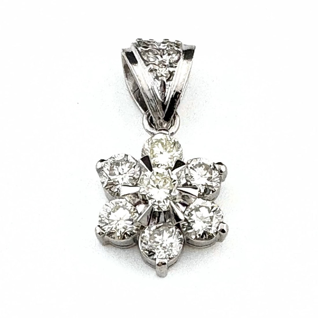 FLOWER MOTIF PENDANT HEAD PLATINUM MELEE DIAMOND: Flower motif Pendant Head Platinum Melee diamond Brand: Unbranded Type: Pendant Head Material: Pt900, Color: Platinum Size: Total length of the pendant head including a bail 19.8×11.0mm(0.8")