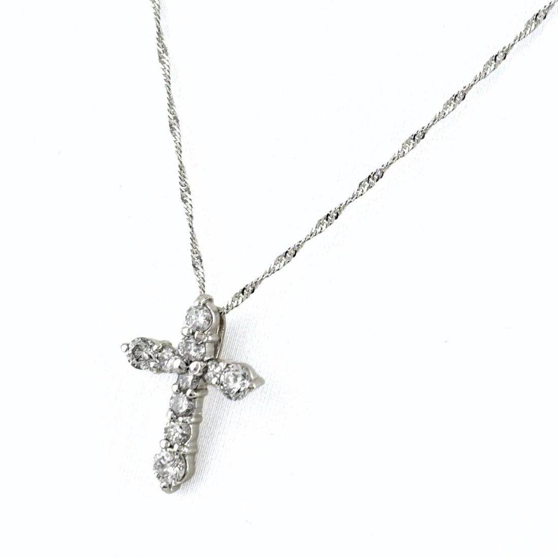 CROSS MOTIF DESIGN NECKLACE PLATINUM PENDANT MELEE (1 of 5)