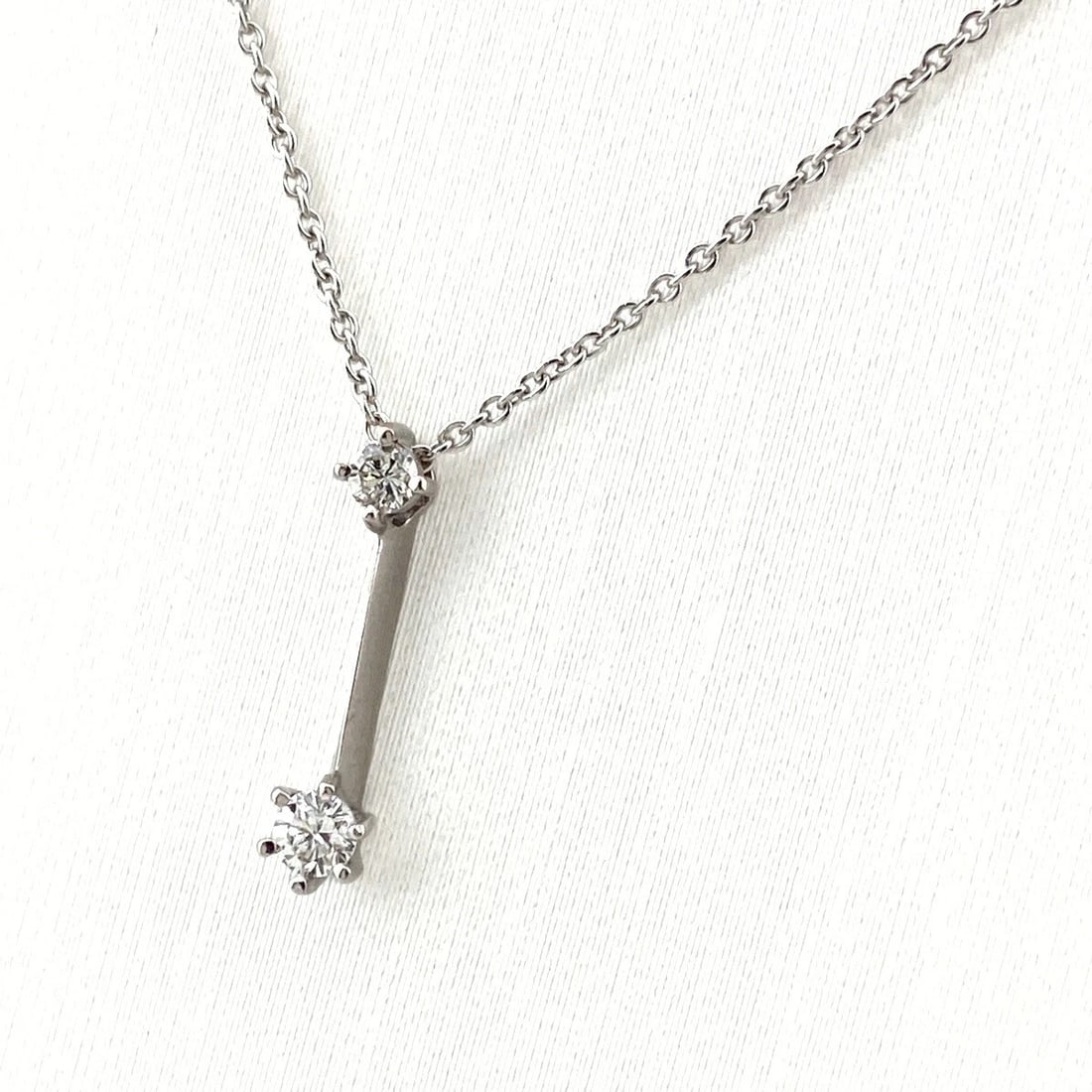 MELEE DIAMOND DESIGN NECKLACE WG WHITEGOLD PENDANT NECKLACE: Melee diamond design necklace WG WhiteGold Pendant Necklace Brand: Unbranded Type: Necklace Material: 18K, Color: White Gold Size: Chain 40cm(15.7") Pendant size 13.9×3.2mm(0.5") Accessories: No