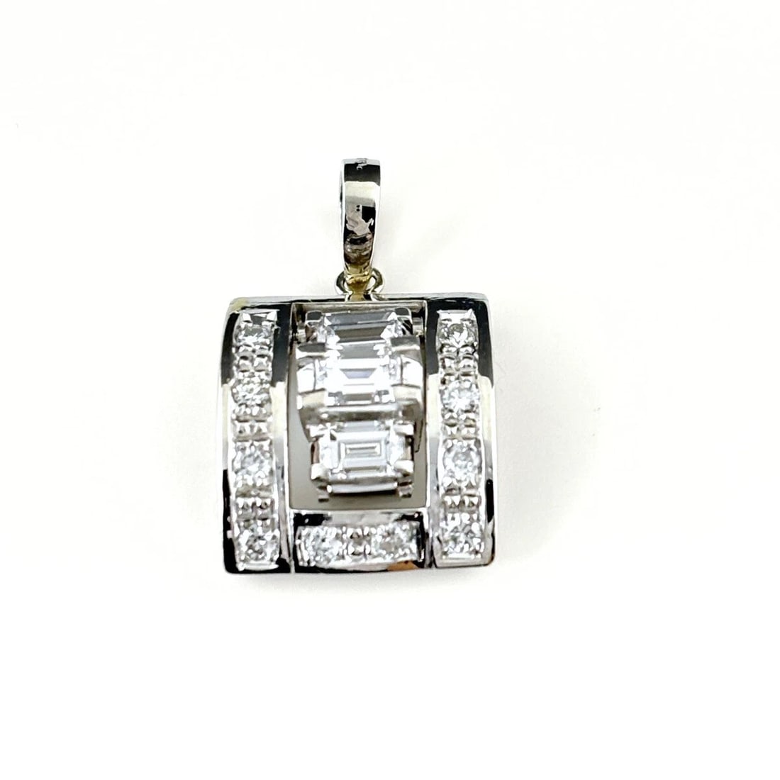 MELEE DIAMOND PENDANT HEAD PLATINUM (1 of 4)