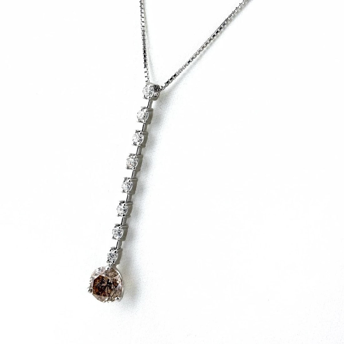 DIAMOND DESIGN WG WHITEGOLD PENDANT MELEE DIAMOND NECKLACE: diamond design WG WhiteGold Pendant Melee diamond Necklace Brand: Unbranded Type: Necklace Material: 18K, Color: White Gold Size: Chain 45cm(17.7") Pendant size 42.5×7.3mm(1.7") Accessories: