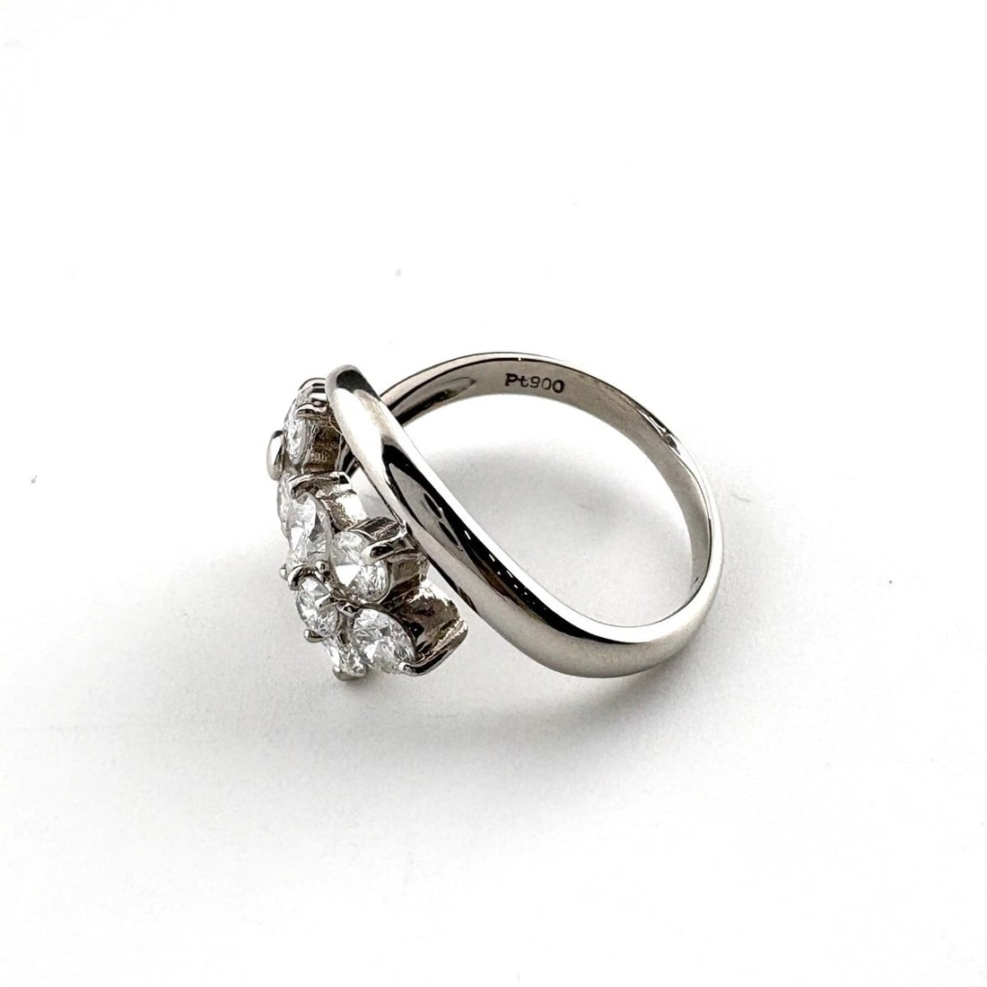 FLOWER MOTIF DESIGN PLATINUM MELEE DIAMOND FLOWER RING: flower motif design Platinum Melee diamond flower Ring Brand: Unbranded Type: Ring Material: Pt900, Color: Platinum Size: US 6.5 Accessories: None Accessories Notice: When purchasing