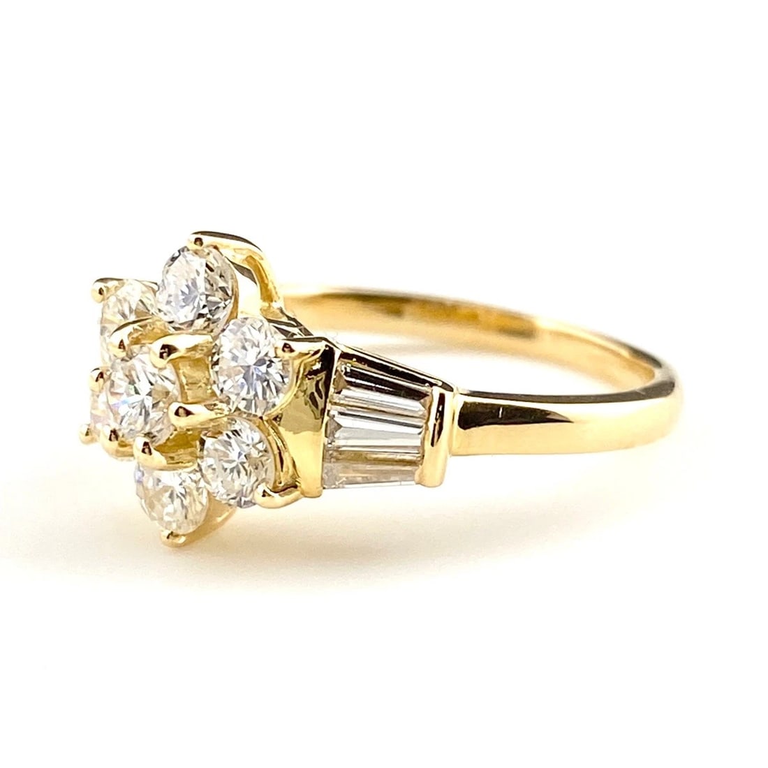 MELEE DIAMOND DESIGN YG YELLOWGOLD RING: Melee diamond design YG YellowGold Ring Brand: Unbranded Type: Ring Material: 18K, Color: YellowGold Size: US 4 to 4.5 Accessories: None Accessories Notice: When purchasing pre-owned goods,