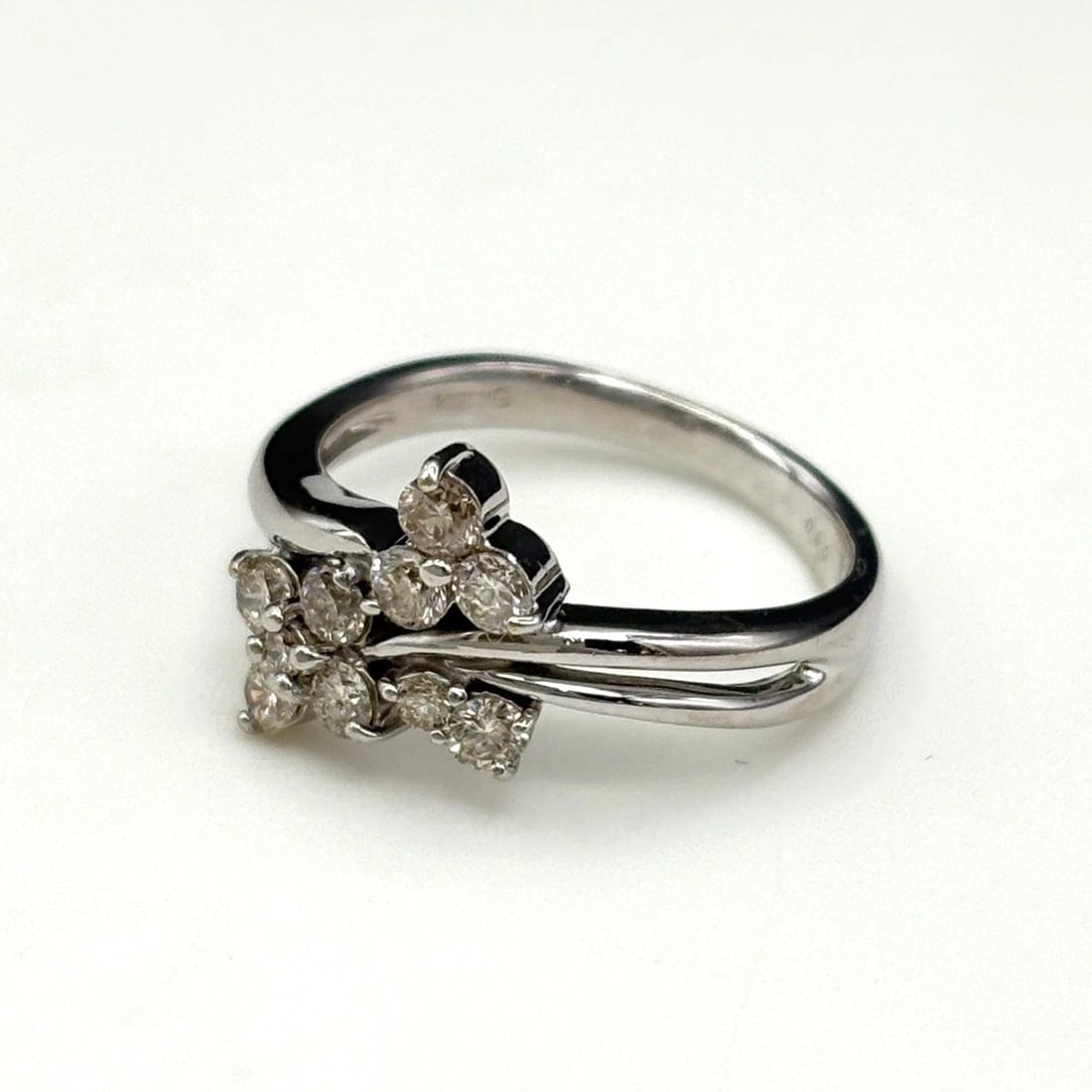 MELEE DIAMOND DESIGN RING WG WHITEGOLD: Melee diamond design ring WG WhiteGold Brand: Unbranded Type: Ring Material: 18K, Color: White Gold Size: US 5 Accessories: None Accessories Notice: When purchasing pre-owned goods, please