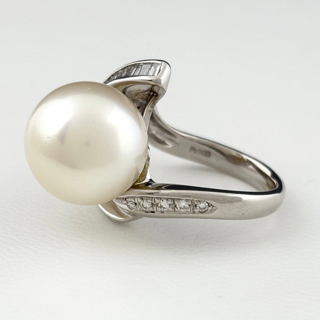 PEARL DESIGN RING PLATINUM RING MELEE DIAMOND PEARL (1 of 4)