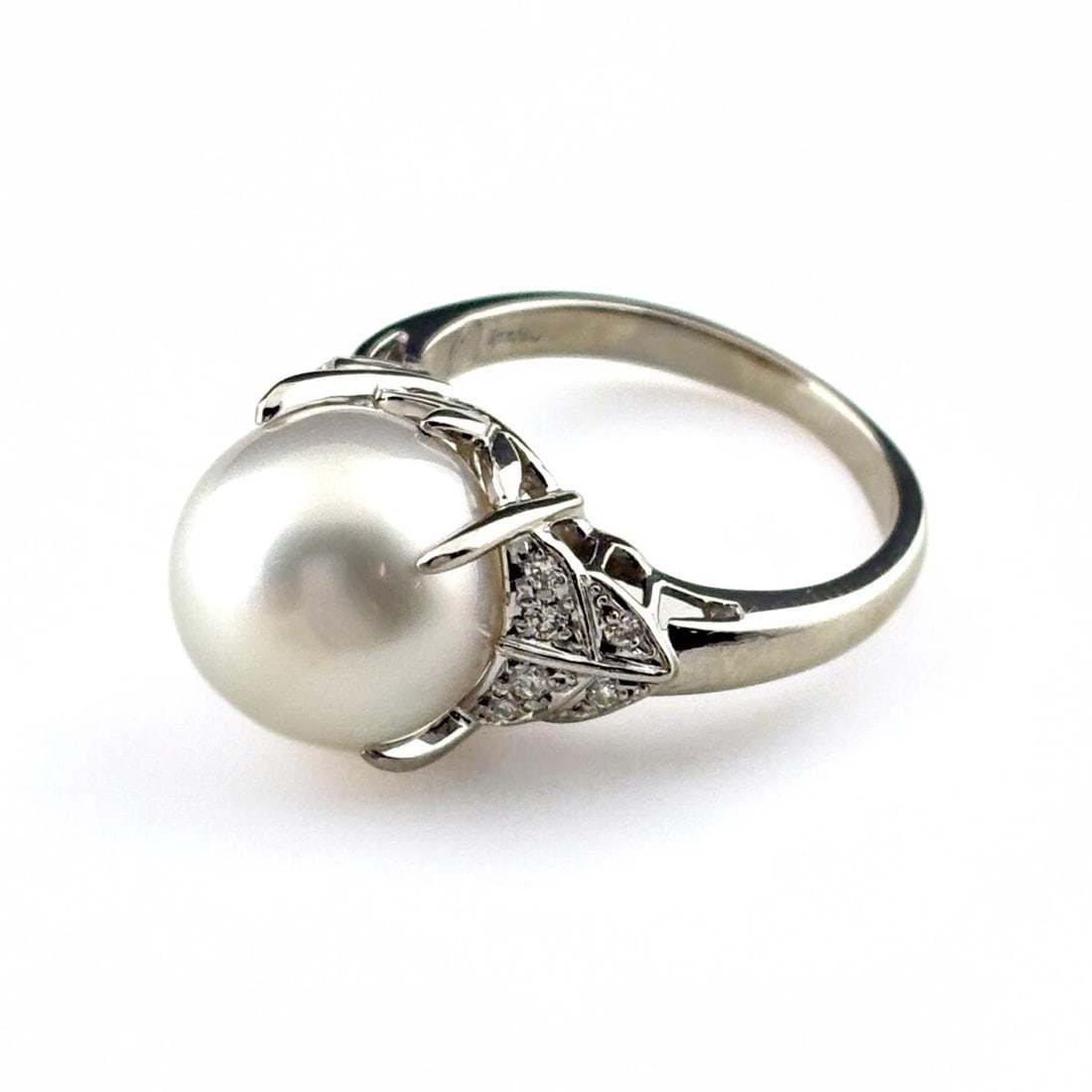 PEARL DESIGN RING PLATINUM MELEE DIAMOND RING PEARL: pearl design Ring Platinum Melee diamond ring Pearl Brand: Unbranded Type: Ring Material: Pt900, Main Stone/Creation Pearl Color: Platinum Size: US 6 Accessories: None Accessories Notice: