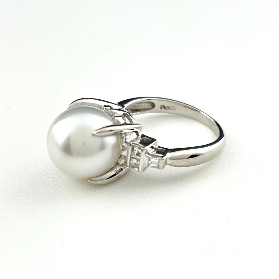 PEARL DESIGN RING PLATINUM MELEE DIAMOND PEARL: pearl design Ring Platinum Melee diamond pearl Brand: Unbranded Type: Ring Material: Pt900, Main Stone/Creation Pearl Color: Platinum Size: US 5.5 Accessories: None Accessories Notice: Whe