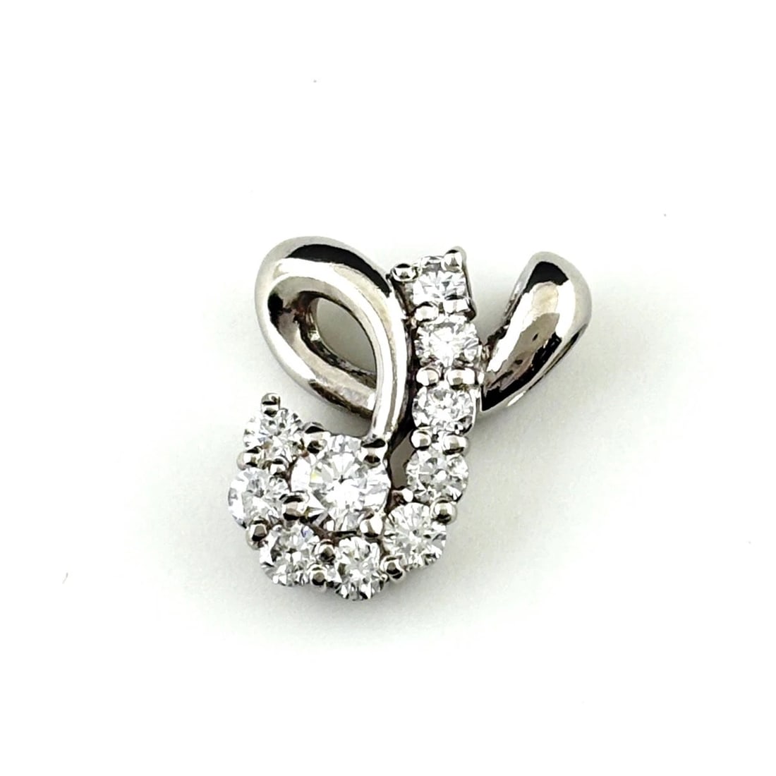 MELEE DIAMOND PENDANT HEAD PLATINUM: Melee diamond Pendant Head Platinum Brand: Unbranded Type: Pendant Head Material: Pt900, Color: Platinum Size: Total length of the pendant head including a bail 14.9×11.8mm(0.6") Inside diameter