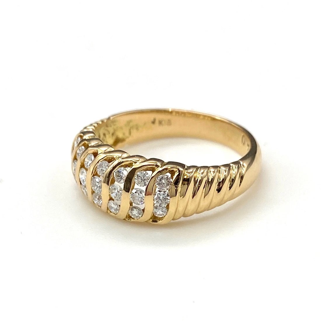 MELEE DIAMOND DESIGN RING YG YELLOWGOLD: Melee diamond design ring YG YellowGold Brand: Unbranded Type: Ring Material: 18K, Color: Yellow Gold Size: US 6 Accessories: None Accessories Notice: When purchasing pre-owned goods, plea